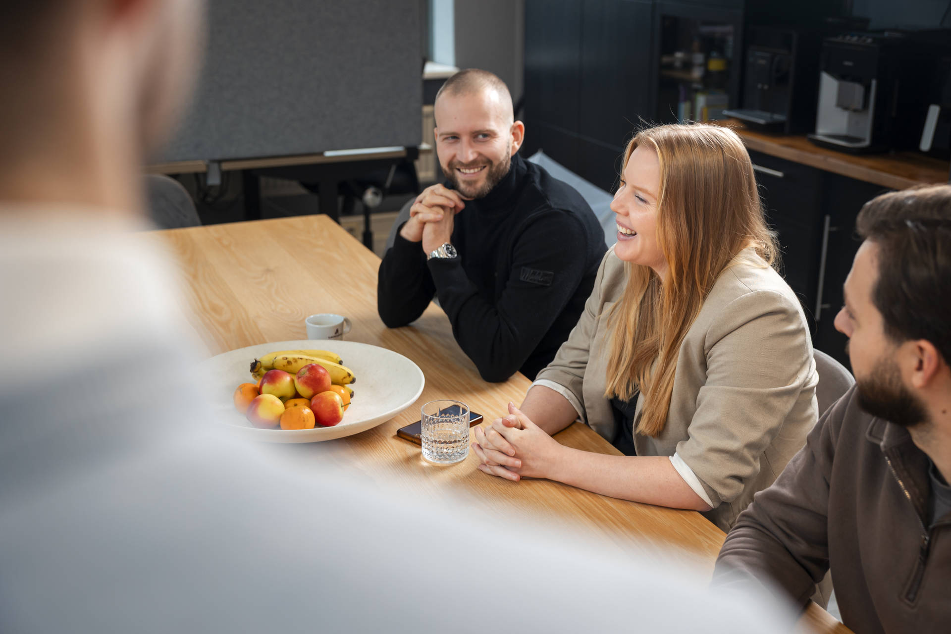 CJ3A9524Fleur Janssen Fotografie Annemiek marketeer van Fitleads kijkt mee met Luc naar een marketing campagne voor een sportschool