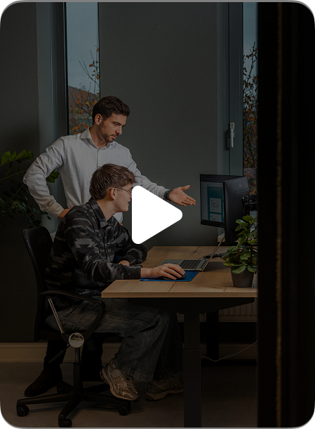 Uitlegvideo van marketeers die met de laptop naast elkaar staan