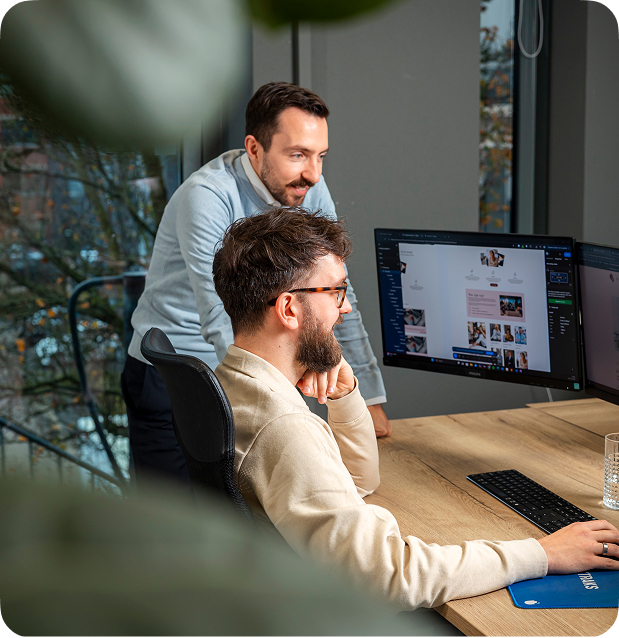 image (2) Annemiek marketeer van Fitleads kijkt mee met Luc naar een marketing campagne voor een sportschool